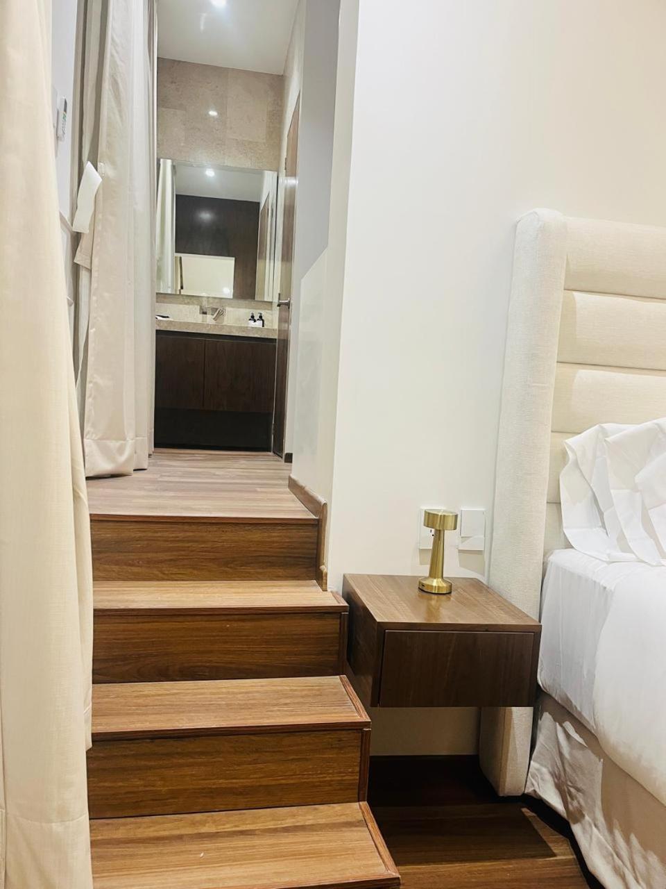 Habitación con cama extragrande y vistas al jardín